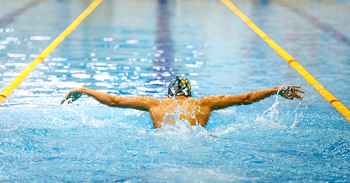 pessoa praticando esporte (natação)