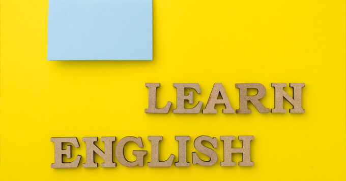 letras em madeira formando as palavras "learn english" ("aprenda inglês" em inglês).